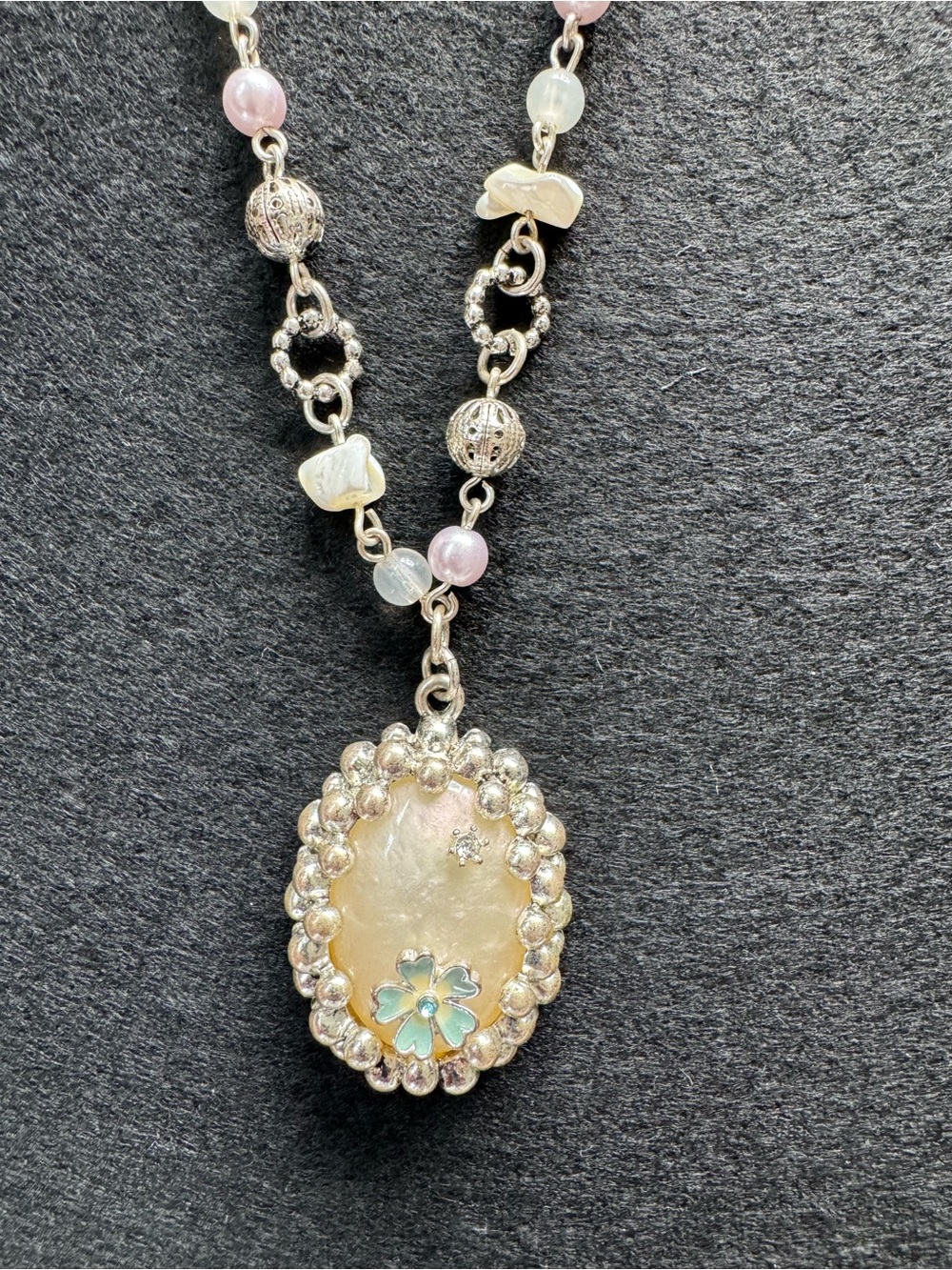 VTG Avon Vintage Mother of Pearl Silver Tone Necklace with Pink Pearls - Picture 8 of 8